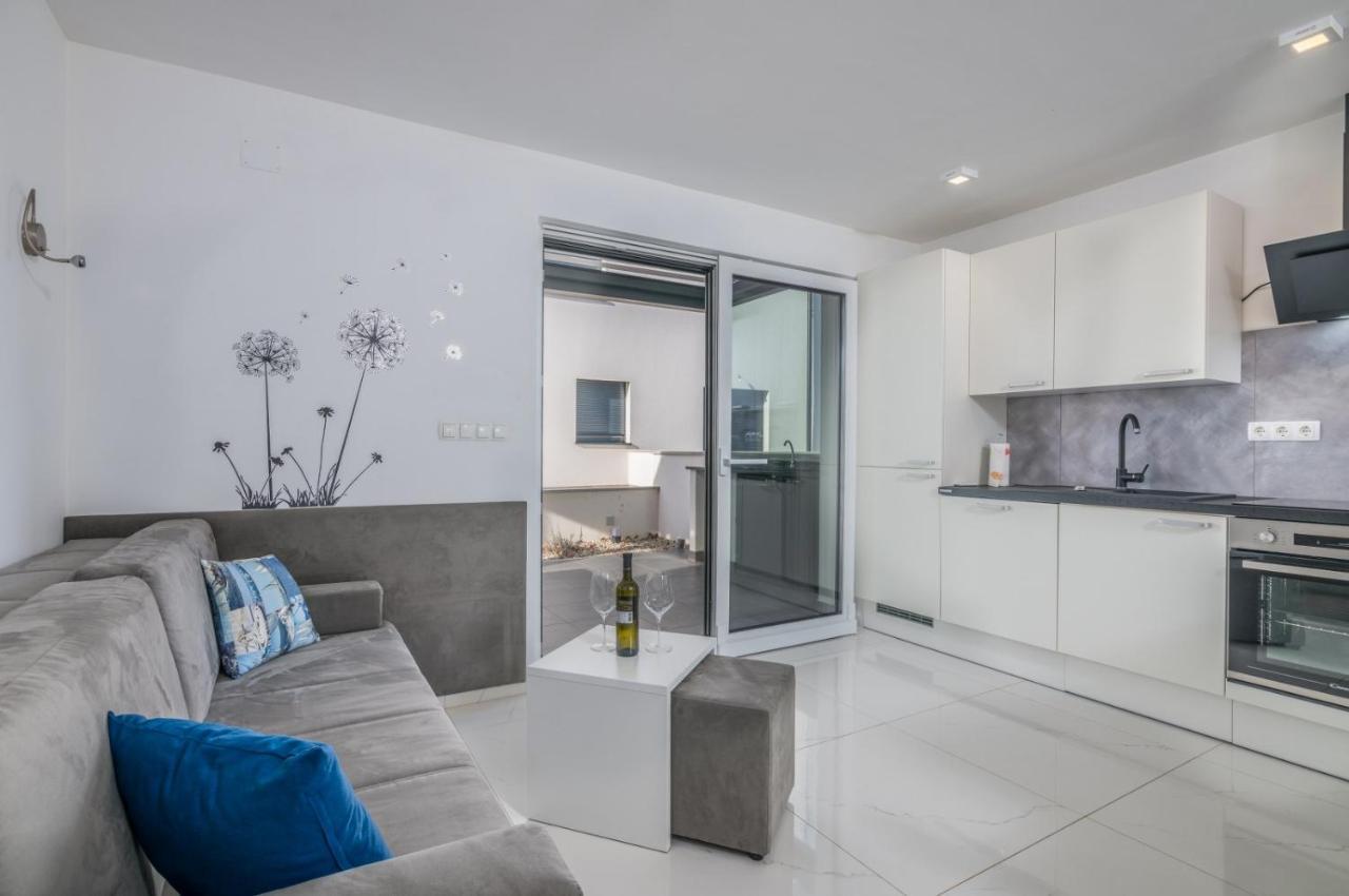 Apartments Elle Luxury Vantacici Malinska Exterior foto